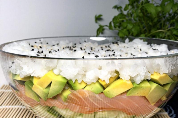 Sałatka sushi warstwowa