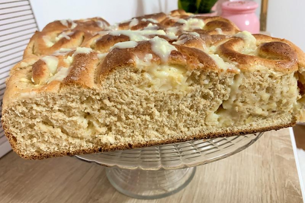 Ciasto drożdżowe z budyniem i jabłkiem