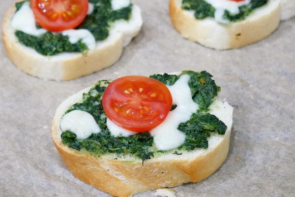Grzanki ze szpinakiem i mozzarellą