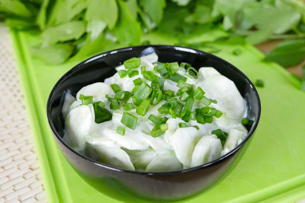 Mizeria ze świeżych ogórków