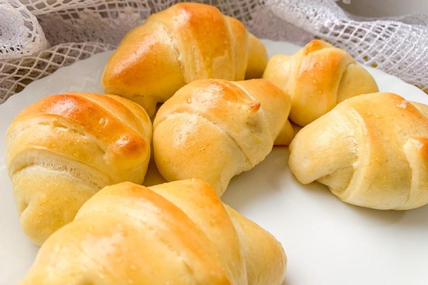 Drożdżowe rogaliki z budyniem