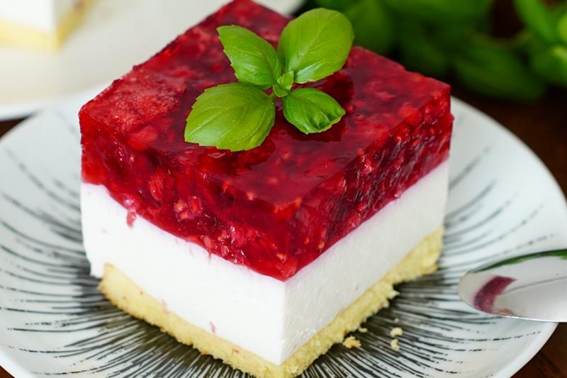 Malinowy sernik na zimno na biszkopcie
