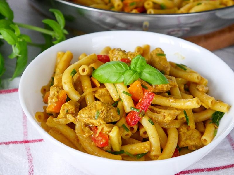 Kurczak curry z makaronem i warzywami