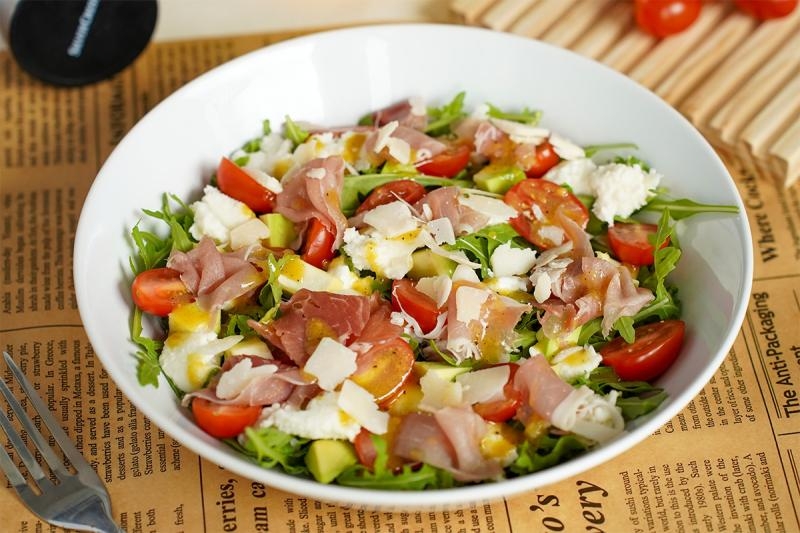 Sałatka z rukolą i szynką parmeńską