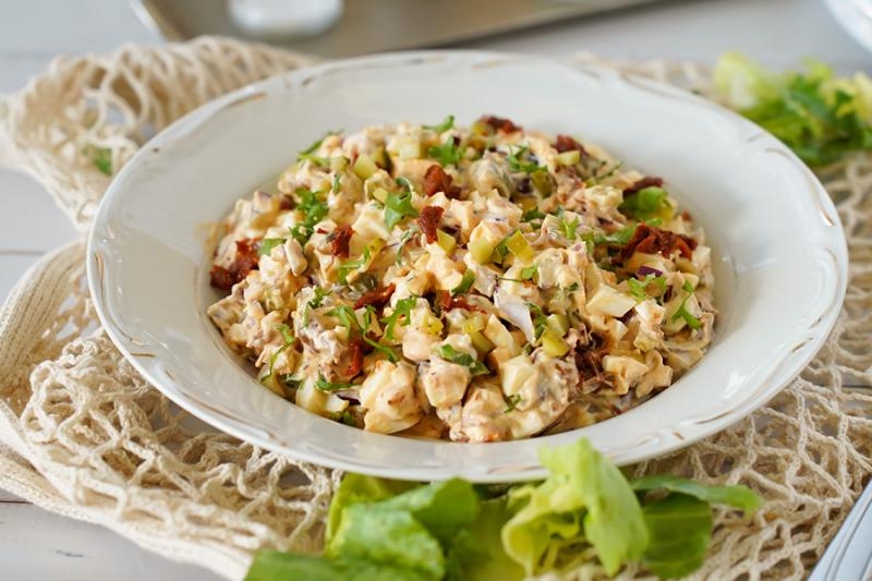 Sałatka z suszonymi pomidorami, jajkiem i czerwoną cebulą