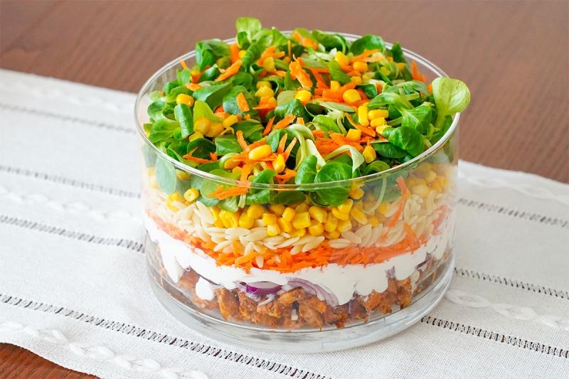 Sałatka warstwowa z kurczakiem