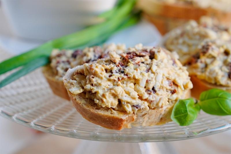 Pasta jajeczna z suszonymi pomidorami