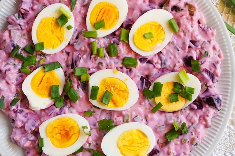 Jajka na sosie buraczkowym z ogórkami chilli