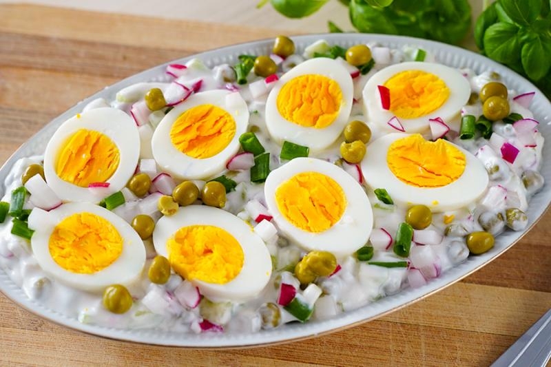 Jajka w sosie jogurtowo-warzywnym