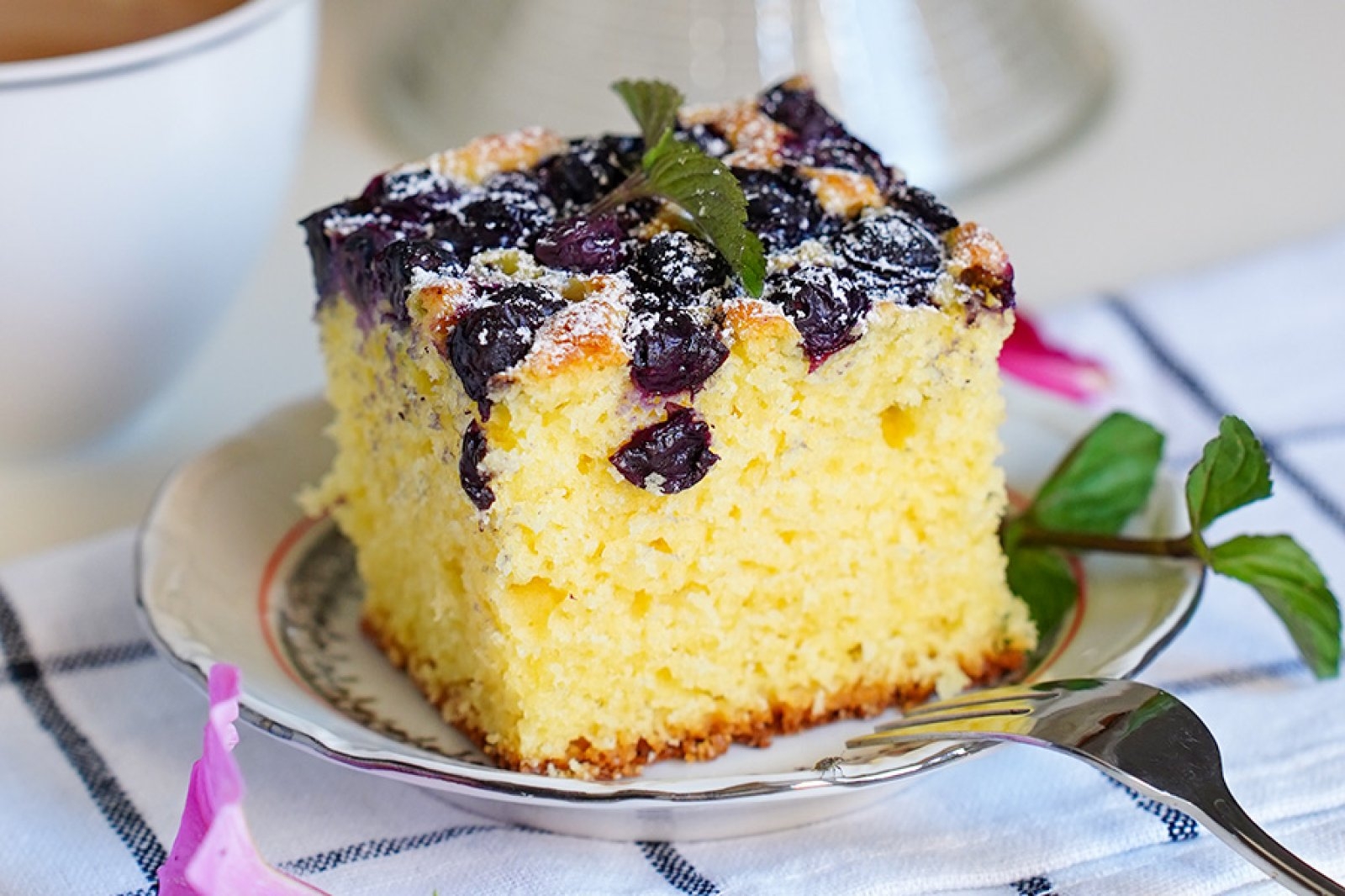 Puszyste ciasto z borówkami na maślance