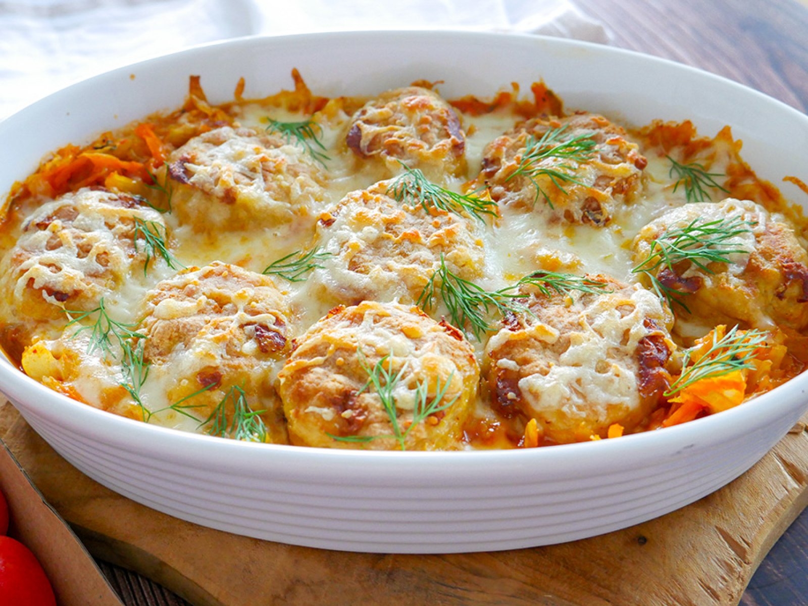 Klopsy pieczone w młodej kapuście z pomidorami i mozzarellą