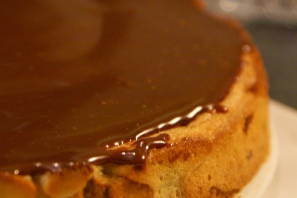 Sękacz z marcepanem w polewie czekoladowej