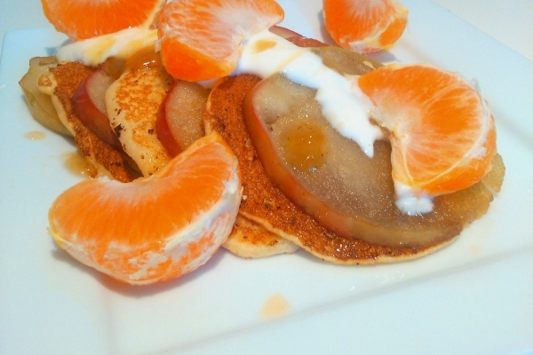 Pancakes z kaszy manny i jogurtu greckiego z cynamonowymi jabłkami
