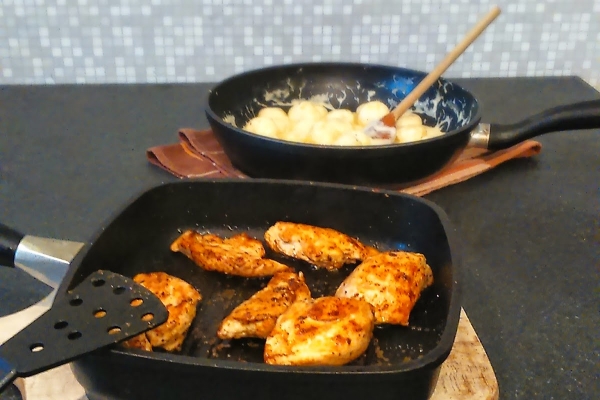 Grillowany kurczak z sosem serowym i kluskami śląskimi
