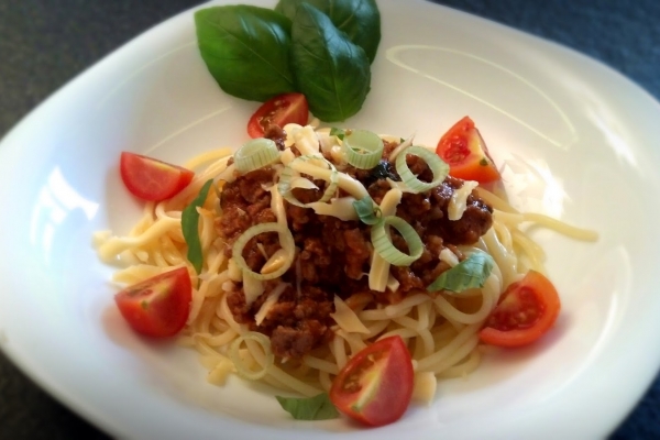 Spaghetti Bolognese ze świeżą bazylią