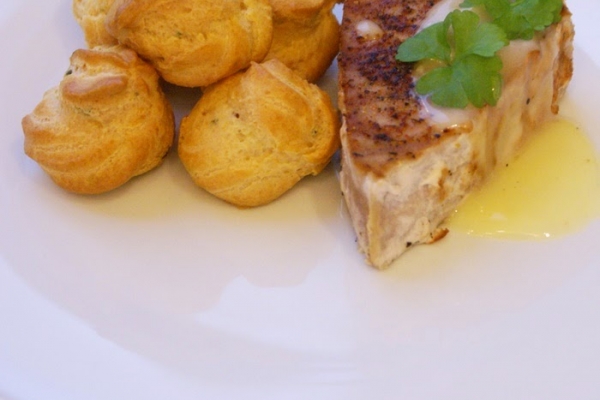 Filet z tuńczyka, pietruszkowe ptysie i sos holenderski