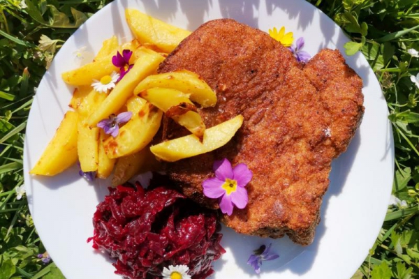 Schabowy z kością, pieczone ziemniaki i tegoroczne domowe buraczki!
