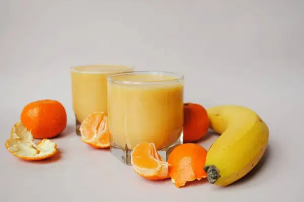 Smoothie mandarynka, pomarańcz i banan.