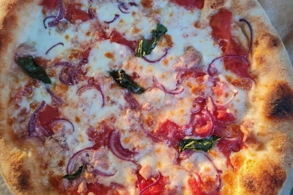 Pizza z tuńczykiem i czerwoną cebulą. Ciasto II.