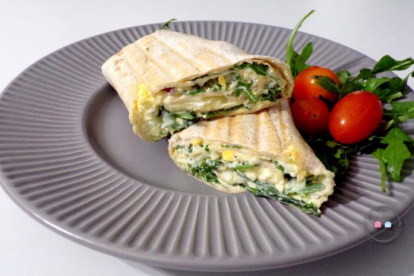 Tortilla z pastą jajeczną i rukolą.