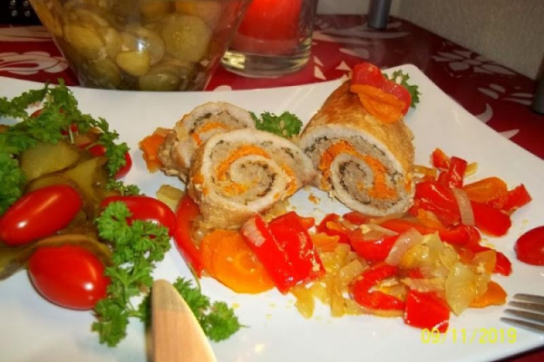 Rolady schabowe w warzywach