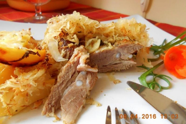 Żeberka pieczone z kapustą i ziemniakami