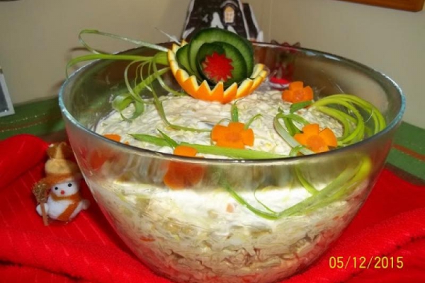 Sałatka o smaku curry z makaronem sznurki