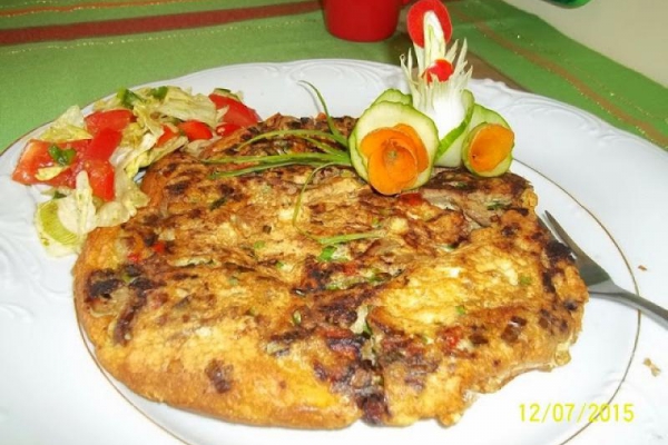 Omlet z wątróbką i warzywami