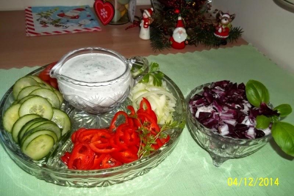 Surówka z sałatą radicchio z sosem jogurtowym