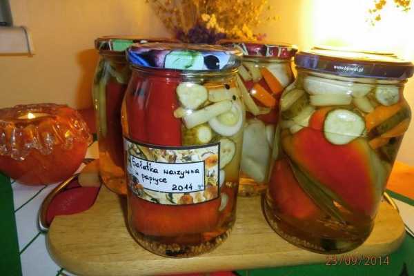 Sałatka warzywna w papryce