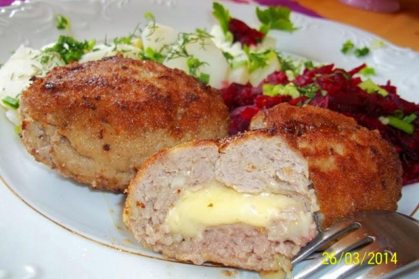 Kotlety mielone z żółtym serem