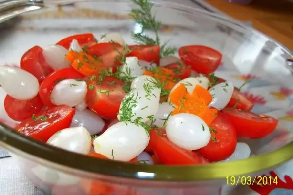 Surówka z pomidorków i marynowanej cebulki