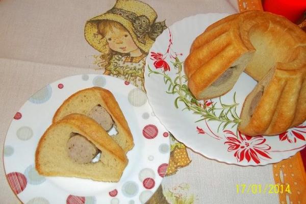Chlebowa baba z białą kiełbasą