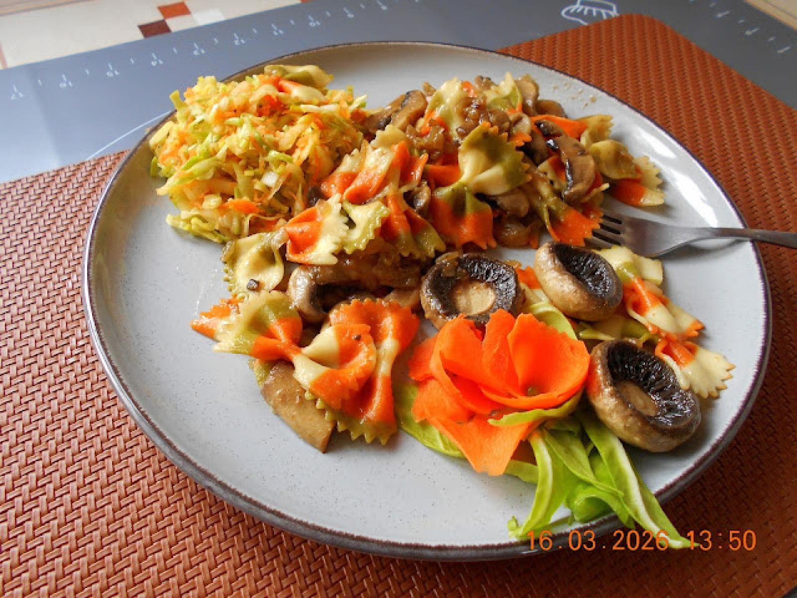 Kolorowy makaron z pieczarkami