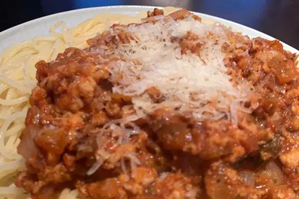 Spaghetti z jesiennym sosem mięsno-pomidorowy