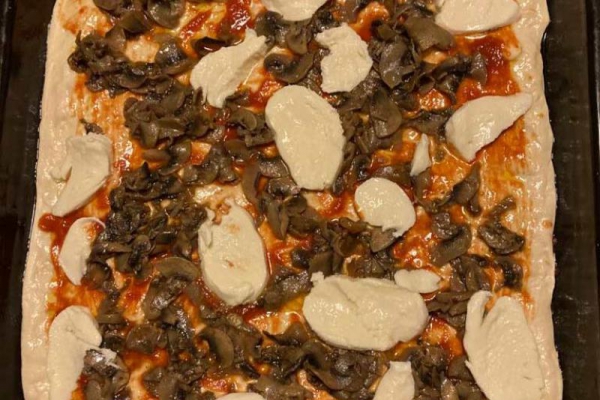 Pizza z pieczarkami