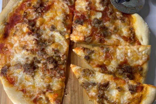 Pizza czerwona alla kiełbasa