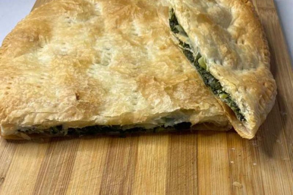 Pizza z ciasta francuskiego ze szpinakiem