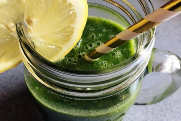 Smoothie z awokado, pomarańczą i szpinakiem