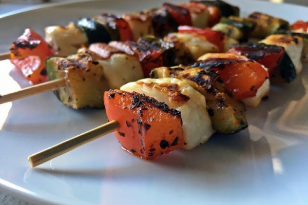 Szaszłyki z serem halloumi
