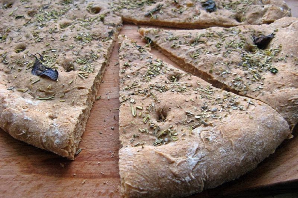 Pełnoziarnista orkiszowa focaccia z serem