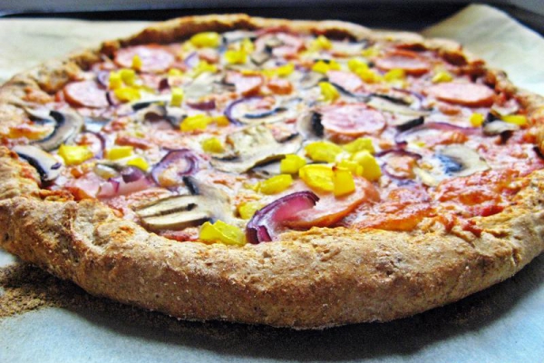 Domowa pełnoziarnista pizza wiejska, pyszna!