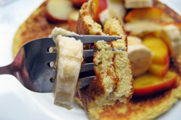 Amarantusowy omlet z owocami