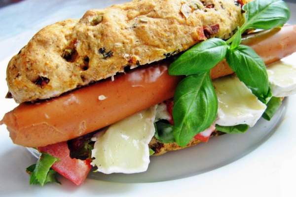 Domowy wegetariański hot dog z camembertem