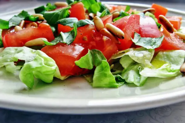 Lekka sałatka z pomidorem, bazylią i orzechami pinii