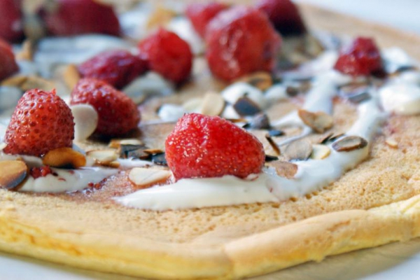 Pełnoziarnisty biszkoptowy omlet z truskawkami