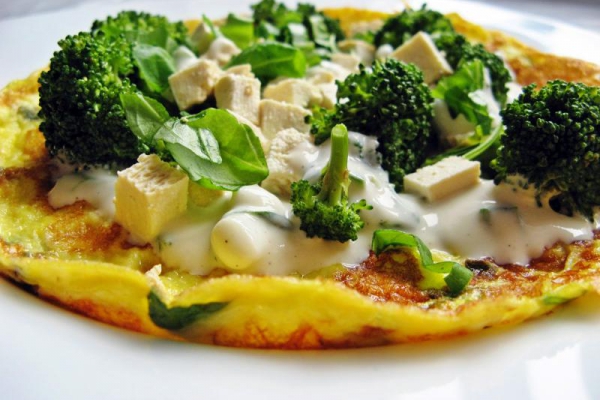 Omlet z brokułem i wędzonym tofu