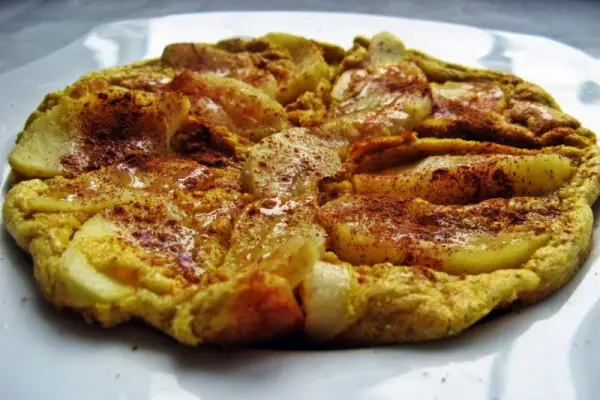 Szarlotka z patelni, czyli omlet biszkoptowy z jabłkiem i cynamonem