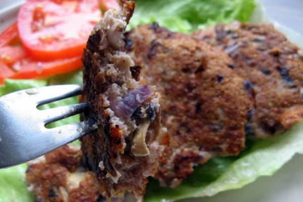 Zdrowe burgery amarantusowe z pieczarkami
