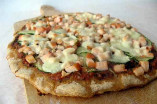 Pizza orkiszowa z wędzonym kurczakiem, cukinią i mozzarellą